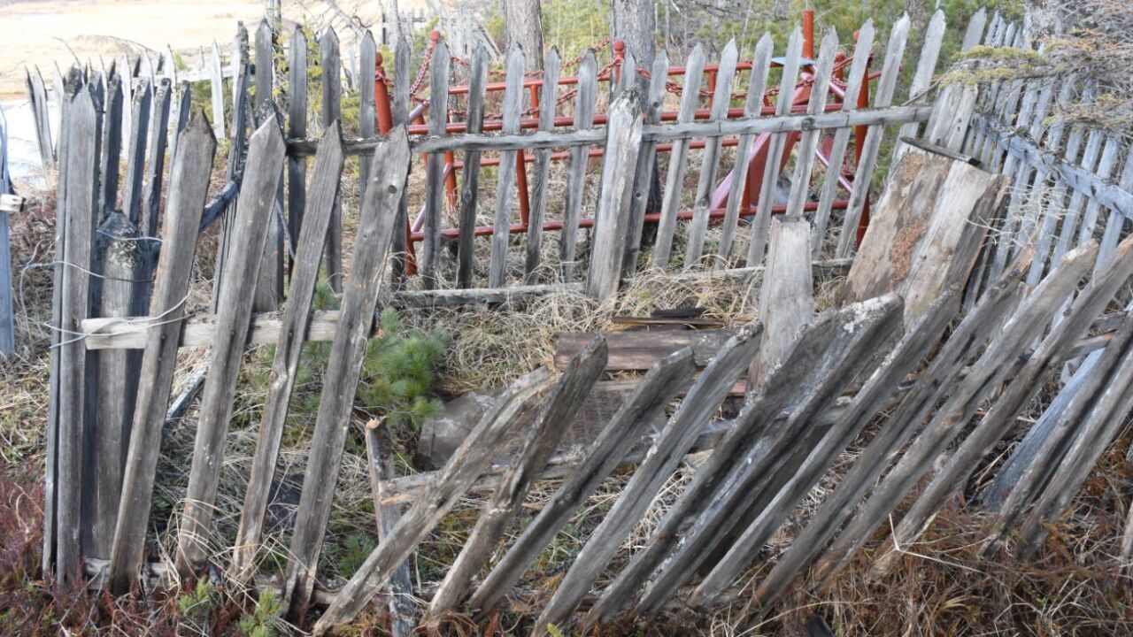 Старинное кладбище на Шантарах смывает рекой (ФОТО)