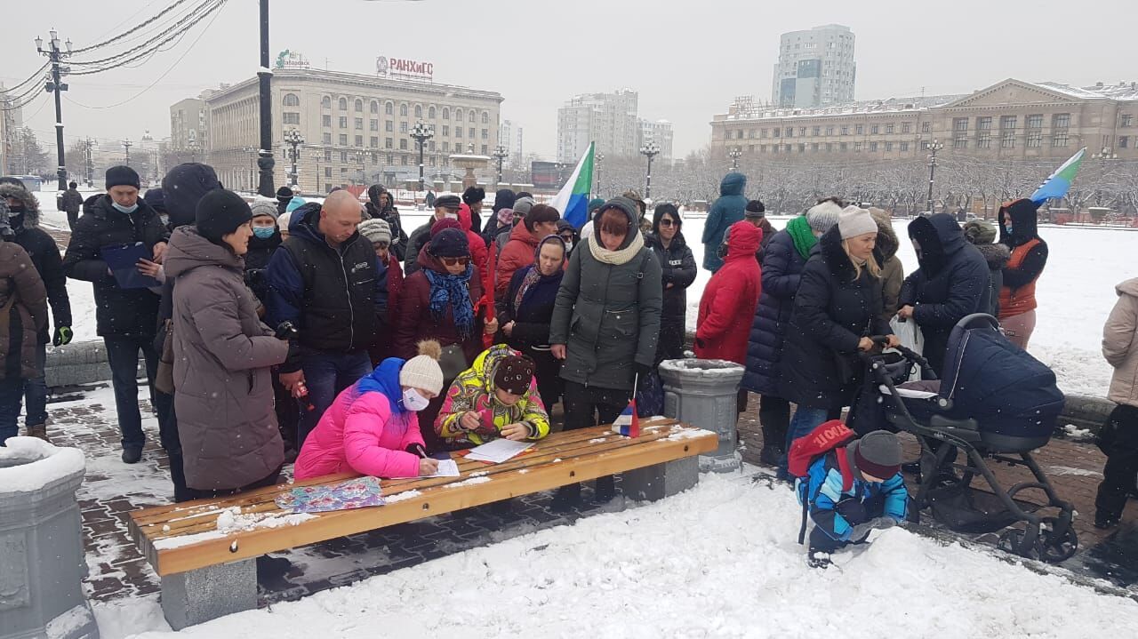 Митинг в сугробе: протестующие поддерживают Фургала у «Белого дома» —  Новости Хабаровска