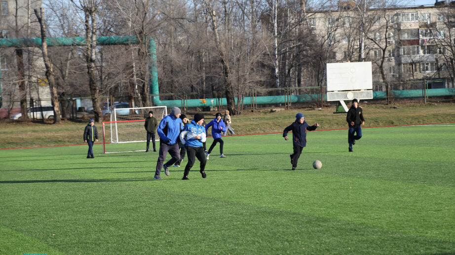 На стадионах Хабаровска уложили новые газоны (ФОТО)