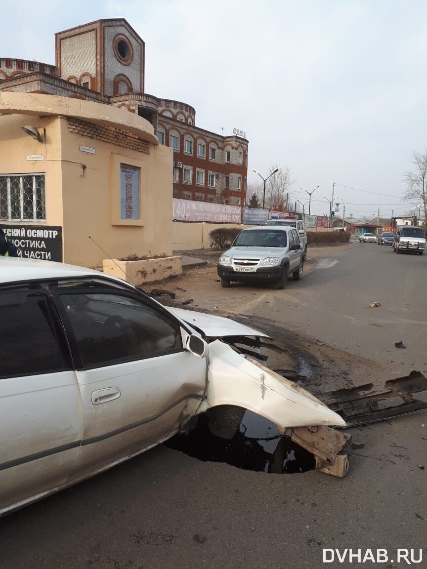 Клумба спасла пешеходов от наезда автомобиля на Павловского (ФОТО) —  Новости Хабаровска