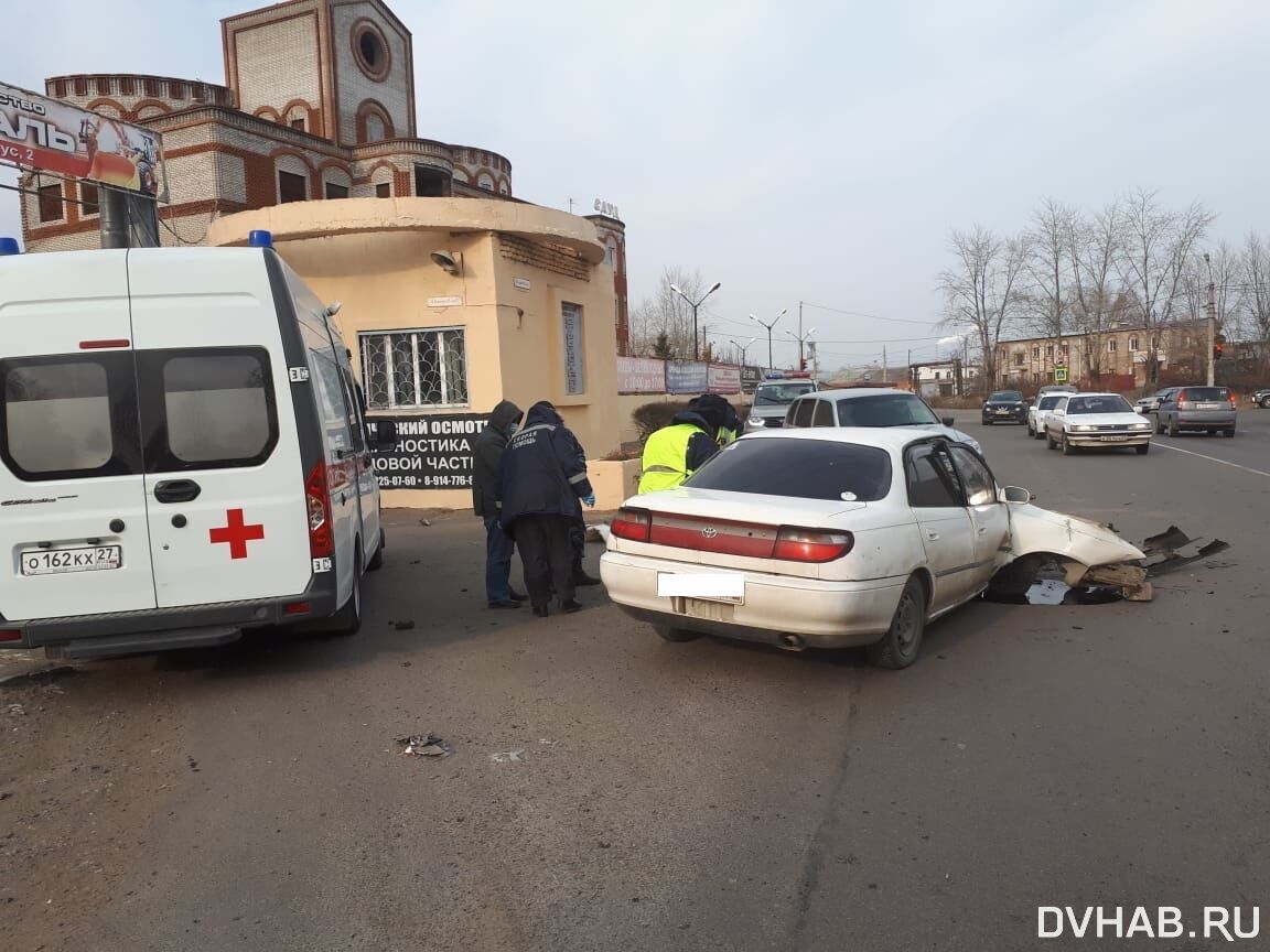 Клумба спасла пешеходов от наезда автомобиля на Павловского (ФОТО) —  Новости Хабаровска