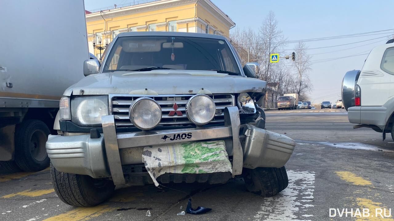 Автолюбительницы на джипах не поделили перекресток (ФОТО) — Новости  Хабаровска