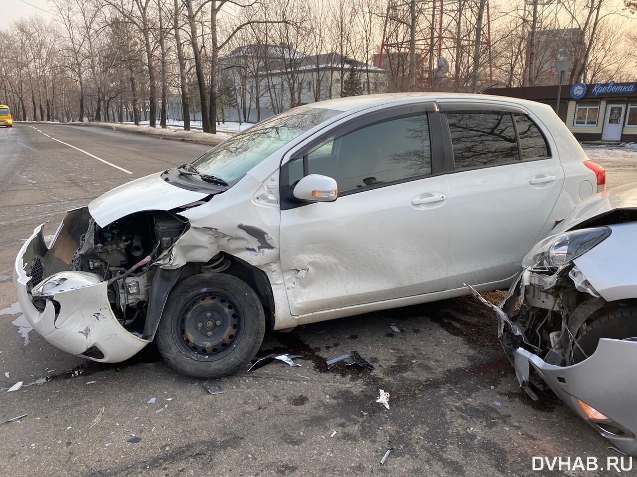 Не заметили друг друга: в Северном столкнулись две машины (ФОТО) — Новости  Хабаровска