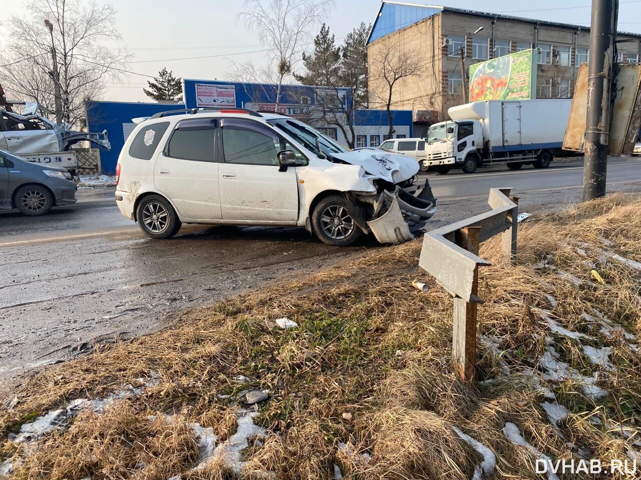 Самопожертвование: разбила о столб свою машину хабаровчанка (ФОТО) —  Новости Хабаровска