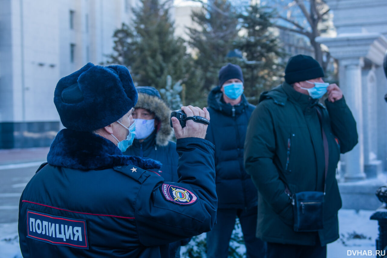 Полиция отказалась. Отказ полиции. Полицейский отказывается. Жалуется полиции. Полицейский открывает кейс.