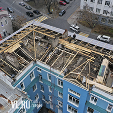 Недоделанные крыши двух домов во Владивостоке не закрыли перед непогодой 