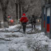 Тротуары завалены упавшими ветвями деревьев — newsvl.ru