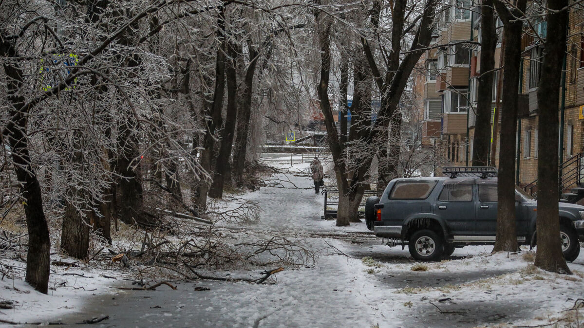 Ледяной дождь обрушился на Владивосток