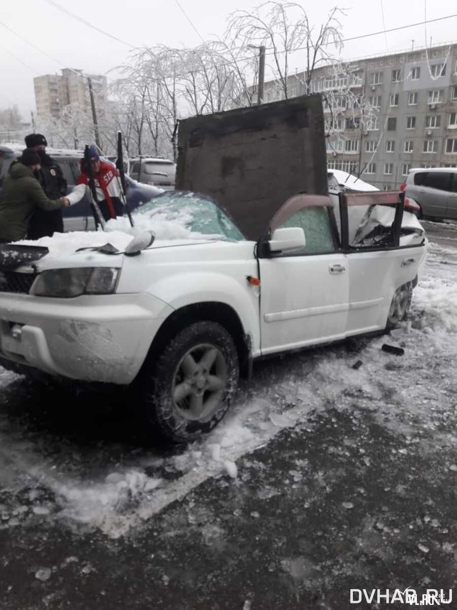 Родились в рубашке: столб и плита расплющили автомобили во Владивостоке  (ФОТО; ВИДЕО) — Новости Хабаровска