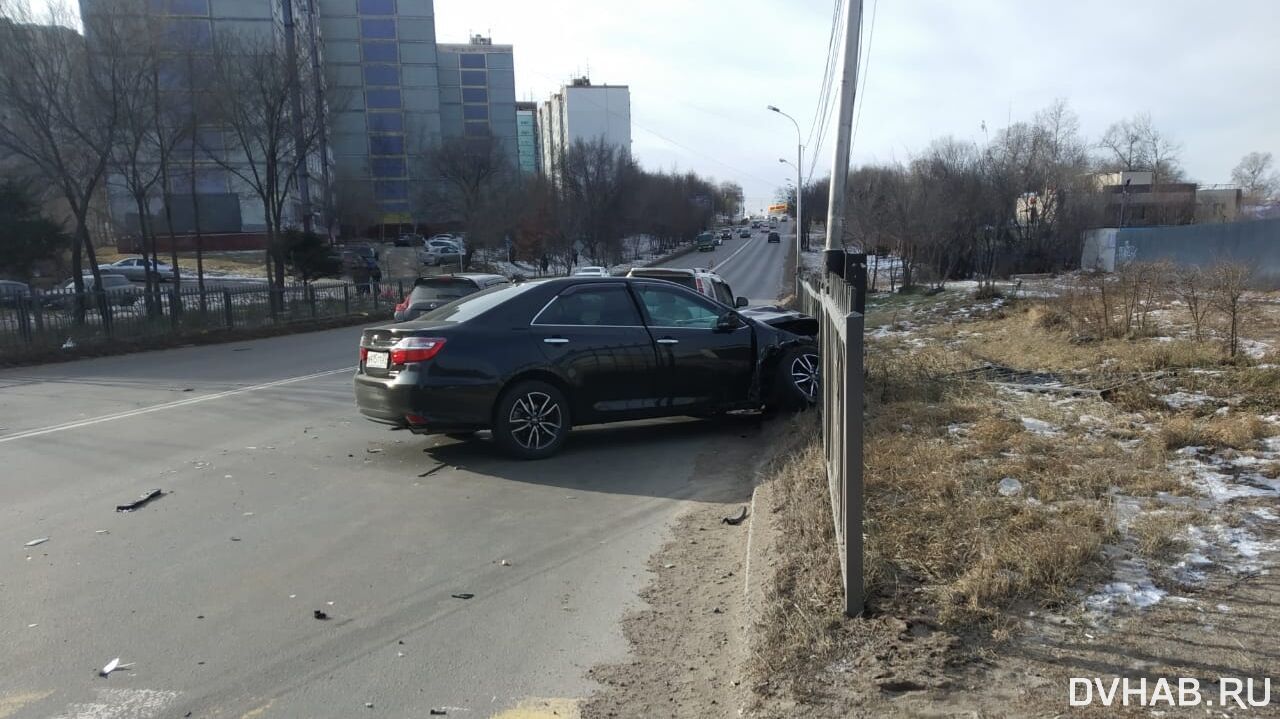 Темное и светлое: две Camry столкнулись на Демьяна Бедного (ФОТО) — Новости  Хабаровска