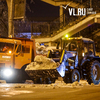 Ночью во Владивостоке чистили остановки и вывозили снег из центра города (ФОТО)
