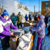 На Калинина, 230 раздают еду и воду — newsvl.ru