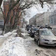 Убирать снег во Владивостоке мешают припаркованные автомобили, которым негде встать из-за недочищенных дорог