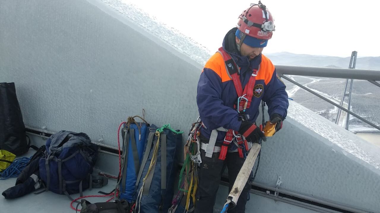 Хабаровские альпинисты спасают ото льда вантовый мост во Владивостоке (ФОТО)