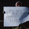 Неизвестный мужчина попытался вырвать чистые листы из рук активистки, и это тоже стало темой плаката — newsvl.ru