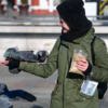 И прохожие, и активисты с удовольствием кормят птичек — newsvl.ru