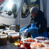 Продовольственная ярмарка на площади — такая же регулярная, как акции протеста — newsvl.ru