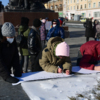 Многие плакаты были написаны прямо на площади — newsvl.ru