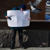 Из-за ветра плакат приходится держать не только руками — newsvl.ru