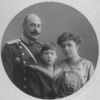 Пётр Павлович со старшим сыном и второй женой. Фото из книги ''Владивостокская крепость'' — newsvl.ru