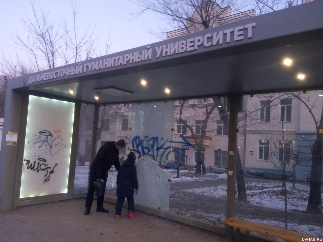 остановки хабаровск. остановка полярная хабаровск. хабаровск волочаевская остановочный павильон 19 школа. остановка стройка хабаровск. остановки хабаровск.