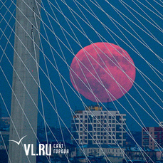 Город засыпает: во Владивостоке золотой закат сменился розовой луной 