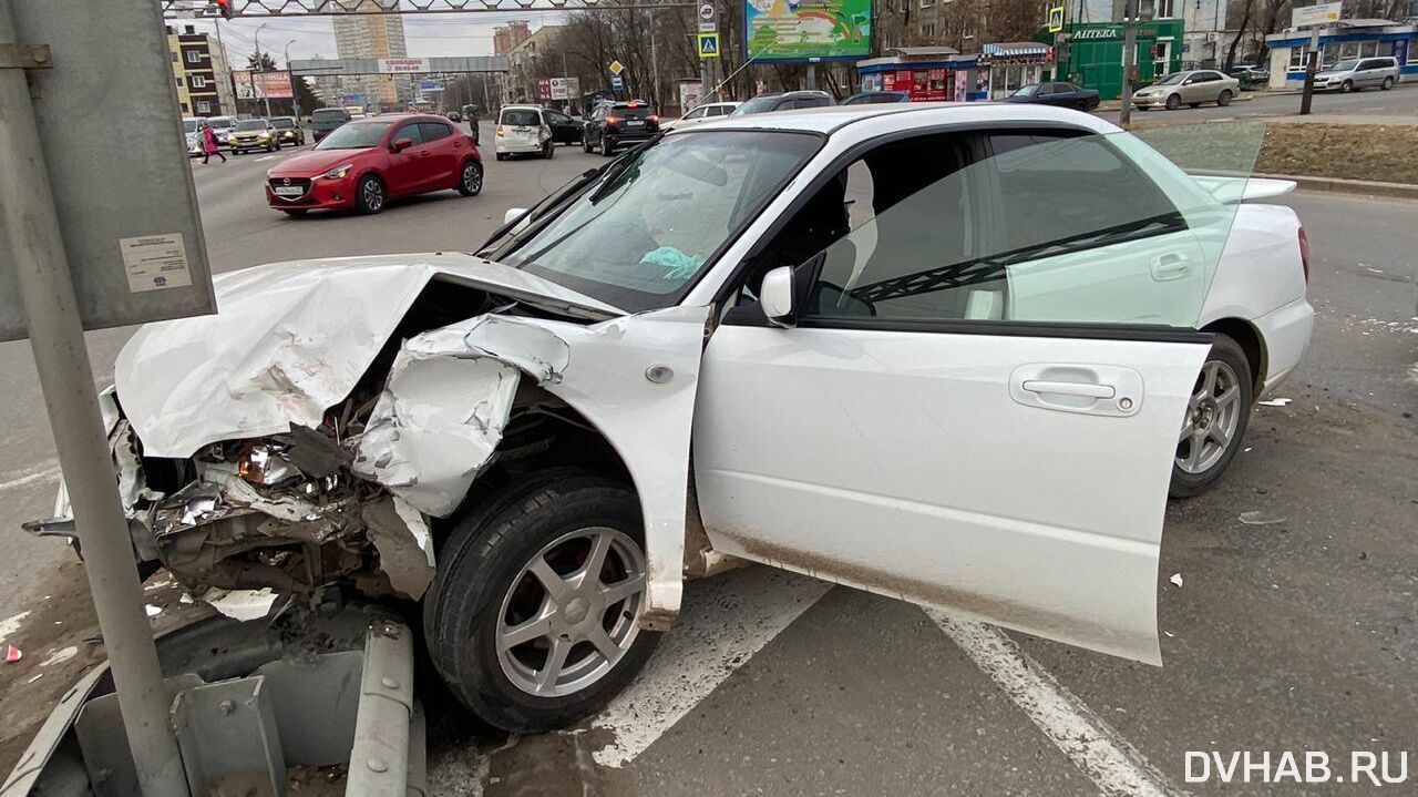 Громкий финиш: две машины разбил автомобилист на Шевчука (ФОТО) — Новости  Хабаровска