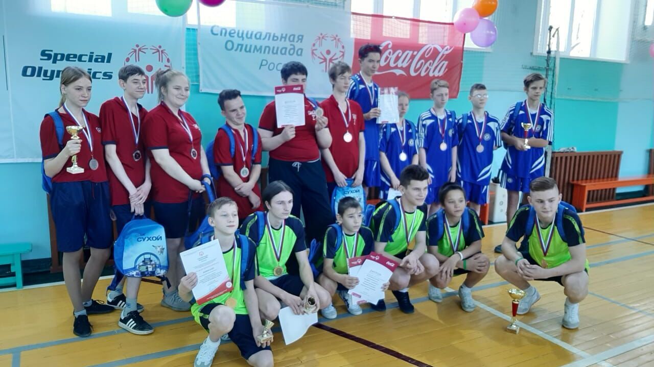 Особенные спортсмены провели соревнования по воланболу в Комсомольске