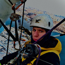 «Работать тяжело, но виды завораживающие»: промышленный альпинист Максим Емелин об очистке Русского моста