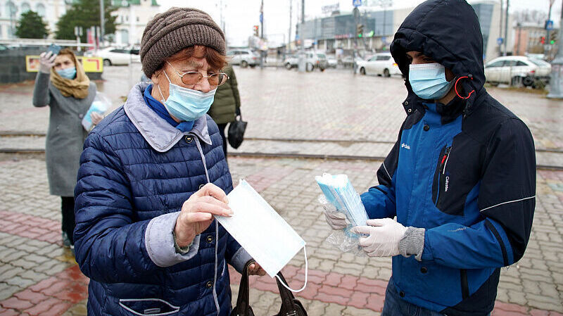 Хабаровчане набирают про запас бесплатные маски от мэрии