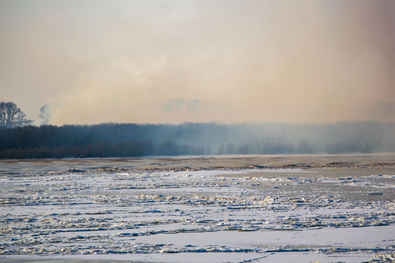 Левый берег амура. Пожар на левом берегу Амур. Берега Амура. Комсомольск-на-Амуре дым.