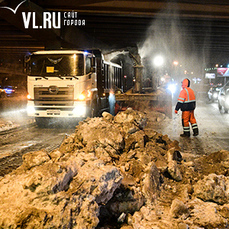 «Не было бы машин, убрали бы лёд быстрее»: улицы Владивостока чистят по ночам 