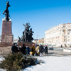 В солнечный день на площади собралось около 20 активистов для новой серии одиночных пикетов — newsvl.ru