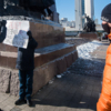 Плакат мешал мужчине приблизить видеокамеру вплотную к лицу активиста — newsvl.ru
