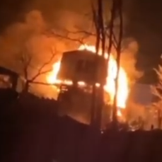 Во Владивостоке ночью горел коттедж 