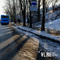 Дороги Владивостока продолжают по ночам чистить ото льда и снега 
