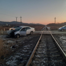 Toyota Corolla врезалась в грузовой поезд в Большом Камне