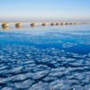 У низководного моста толстого льда ещё нет - здесь в воде видно только шугу — newsvl.ru