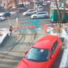 Упавший фонарь на Русской оборвал провод троллейбуса и едва не попал по пешеходу (ВИДЕО)