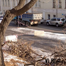 Около бывшего трамвайного кольца на ж/д вокзале Владивостока ограничили парковку и готовят строительную площадку 