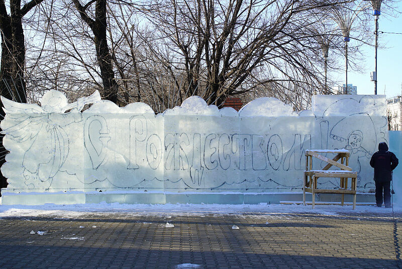 Ели хабаровск. Елка парк Динамо Хабаровск. Парк Динамо Хабаровск 2021. Хабаровск ледяные фигуры 2021 парк Динамо. Хабаровск ледяные скульптуры парк Динамо 2021.