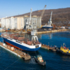 Когда «Охотск» поднялся с киль-блоков на воду, его начали вытягивать буксиры — newsvl.ru