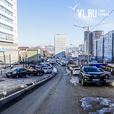 Из-за здания налоговой инспекции на Пихтовой узкая дорога превратилась в парковку 