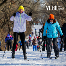 «В лыжню!» — сотни жителей Владивостока катаются по снежной трассе Русского острова 