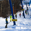 Лыжники, сноубордисты, любители катания на коньках и тюбингах дружно и весело проводят время — newsvl.ru