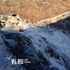 Мощный поток воды с пеной течёт по улице Космонавтов из-за повреждения напорного тоннеля на ТЭЦ-2 