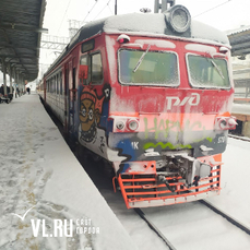 Вандалы из Раздольного изрисовали вагон электрички из Владивостока 