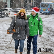 «Репетиция снегопада»: в каком состоянии оказались дороги и тротуары во Владивостоке к вечеру 