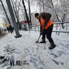 Тротуары, виадуки и остановки: как городские службы чистят от снега пешеходные зоны Владивостока 