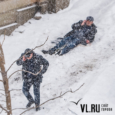 Во Владивостоке после снегопада за помощью к травматологам обратились около 30 человек